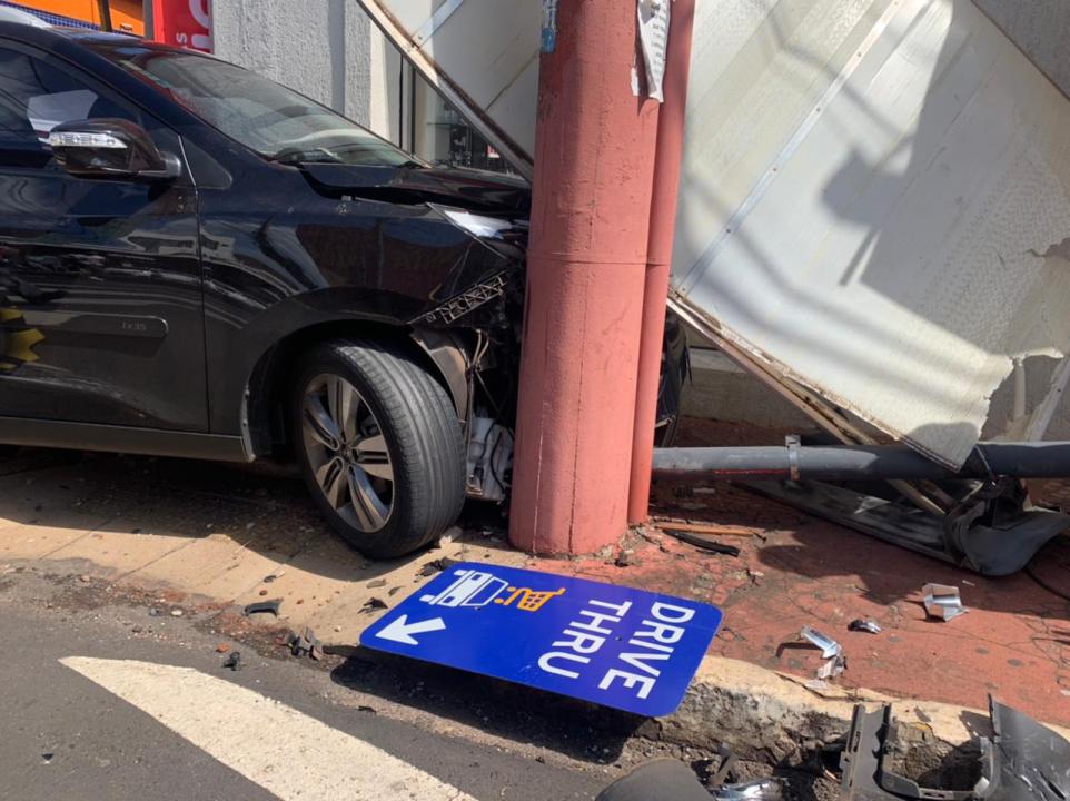 Foto 4 de 8 — Carros batem em cruzamento da Rua 2 e complicam trânsito no Centro
